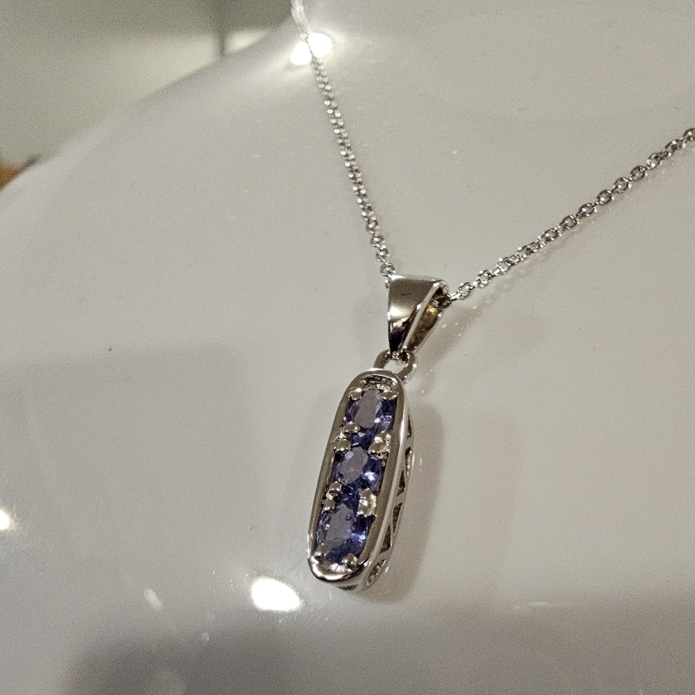 99 - Gorgeous Womens Sterling Silver Tanzanite 18 inch Designer Necklace